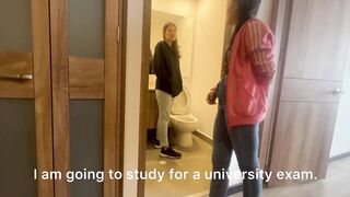 Mi'migo me deja sola en la casa de la tía caliente y follamos en el baño