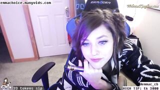 Slender streamer flashing tits and ass on webcam