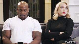 Tired dude facefucks golddigger lily