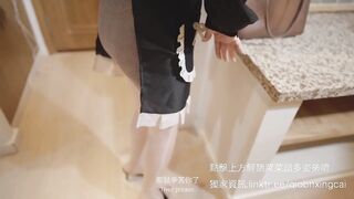 The cleaning lady who came to my house was my classmate's mother.贰