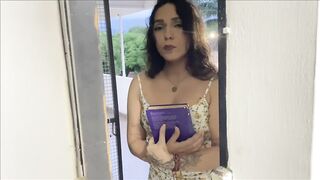 ¡MI TOALLA SE CAE FRENTE A UNA PREDICADORA LALIN GAL! - PORNO EN ESPAÑOL