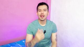 Futbolista hetero pone a que el joven mesero le haga sexo fellatio a su vergota en los baños publicos!