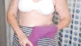 Hot MILF has issues trying to chair fuck her sextoy!