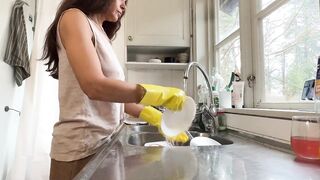 Concupiscent wife gets banged in the kitchen whilst doing the dishes