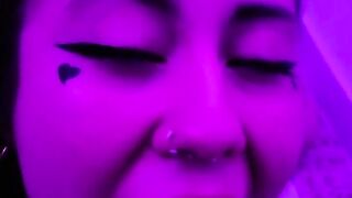 Latina recibiendo semen en su boquita rica