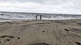 Lalin beauty culona se masturba en playa pública mientras la gente mira