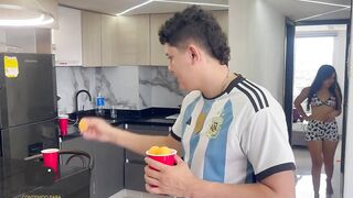 Lo que empezó como un easy juego de hermanastros termino con una follada y una corrida en su coño.