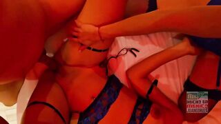 threesome amateur con dos latinas en lancería azul, enseñandolas a compartir una verga 5