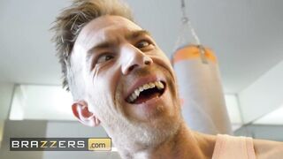 BRAZZERS - Danny Helps La Paisita Oficial With The Gym Equipment, Leading To A Public Fellatio-sex & Sex