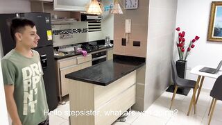 Me follo a mi pequeña hermanastra mientras hace un movie scene a sus redes sociales. Me corro en su boca.