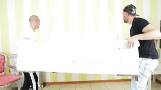 la coinquilina di Maya vuole collaudare il nuovo sofa. Episode completo sulla mia pagina OF e Fancentro.