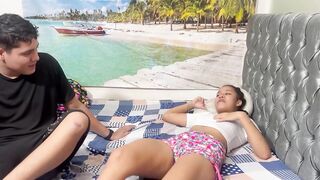 pequeña latin sweetheart es follada en su armario por su hermanastro mayor