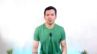 Tutor maduro musculoso termina siendo penetrado por el nuevo joven dotado del gym!