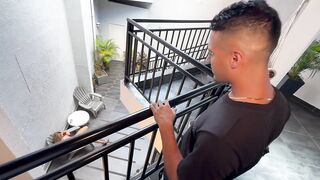 Vecina MILF Colombiana se folla al hijastro de su mejor amiga en sexo interracial con creampie!