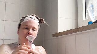 Hot Teen Shaves Her Twat