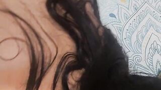 El amigo de mi novio juega con mi culo mientras me mete la verga en la vagina y me da placer