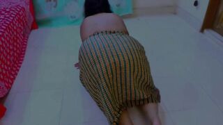 Nice-looking Half Exposed Hot Stepmom Stuck Underneath Daybed & Show Her Big Booty to Make Me Hawt for Get Anal Fuck