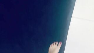 MILF! No es mi culpa! ME MASTURBO detrás de mí ROOMIE hasta venirme sin que se de cuenta