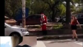 REAL PORNO CORDOBES.cordobesa tempt a Santa Claus en la calle y se lo lleva a su casa para follar.