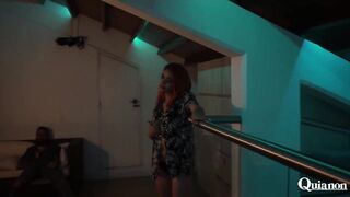 Electrizante escena de arte, seducción y modelaje con una increible latin playgirl pelirroja