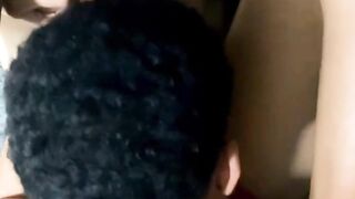 Hombre mete su lengua dentro de mi snatch y me hace tener un orgasmo que me hace gemir y templar