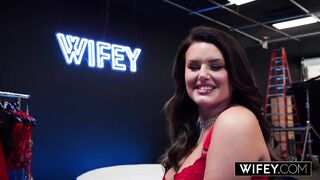 WIFEY Nice-looking Curvy Hotwife Lacy Gets Blindfolded For The Ultimate Group-sex Surprise