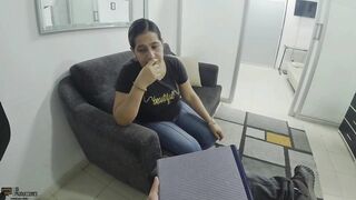 Chica cahonda se pone sexy para que me la folle a cambio de hacerle un gran favor-porno español