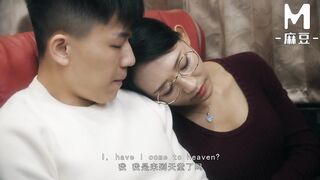 ModelMedia Asia - Repressing sounds during the time that savoring the thrill of secret sex on the bus