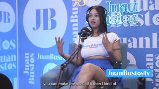 ¡La latin sweetheart aceitada con HERMOSAS TETAS Kataleya Ross se sube a la máquina vibradora hasta correrse!