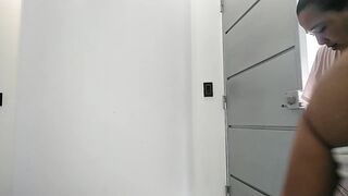 la empleada no tiene con que cancelar el domicilio y decide responder con sexo oral-sex-job