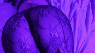 This chick wake up in the middle of the night for a facial