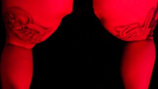 VAMPIRA SEXY Y NINFOMANA JUEGA CON SU PEQUEÑO COÑO Y SU VIBRATOR FAVORITO! - KATTY BLAKE