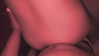 viendo manga, y mi juguete nuevo se come todo mi coño cremoso