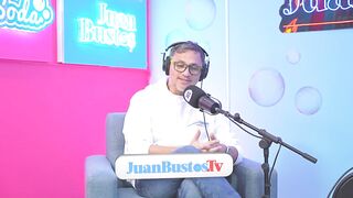 Ingreso a la industria porno a sus 20 años!! Latin sweetheart de tetas pequeñas se masturba en un podcast y se moja por montones frente a las cámaras