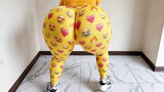 big butt in bouncing emoji leggings