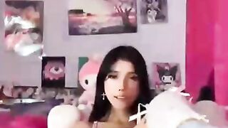 Chica caliente juega con sex-toy grande