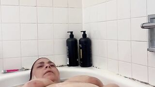 Fingering myself in the tub before a date