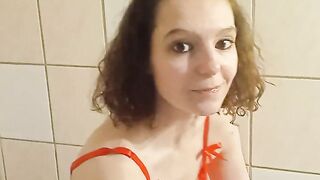 small coquine qui joue