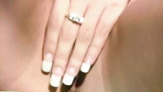 Blonde Schönheit masturbiert im Garten