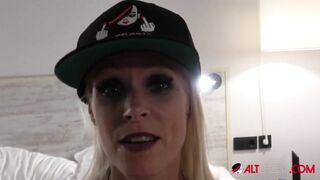 Tattooed German MILF Sophie Logan sucks a big knob
