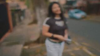 Agente falso le pide a modelo de lenceria que se desnude para unas pics