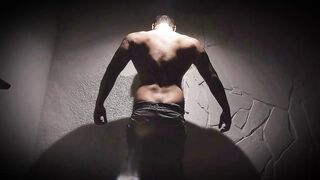 Entre Sombras - Hawt Numero 1 - Masturbacion - Pene de 18 CM