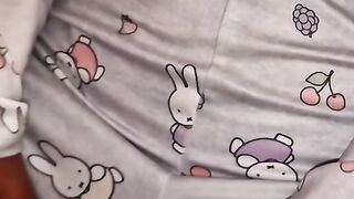 Mi hijastra latin playgirl espera a que su mamá se marche a trabajar por la noche para escaparse de su habitación y sentarse encima de mi polla dura