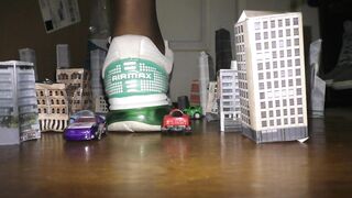 amaninheels - Giant Jogger Destroys the City (teaser).mpg
