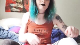 Gothic Vixen Destroys Her Hole for Your Entertainment