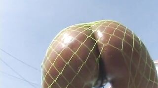 Bubble butt wench slides on hunk's long weenie