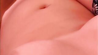 Je la surprends en teach de se masturber avec son nouveau Sex Toy