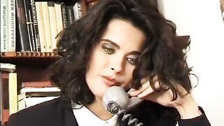 ITA Angelica Bella in group in L'AFFARE SI INGROSSA scene 04