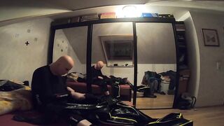 Mit Puppenmaske im aufblasbaren Cyborg Heavy Rubber Anzug
