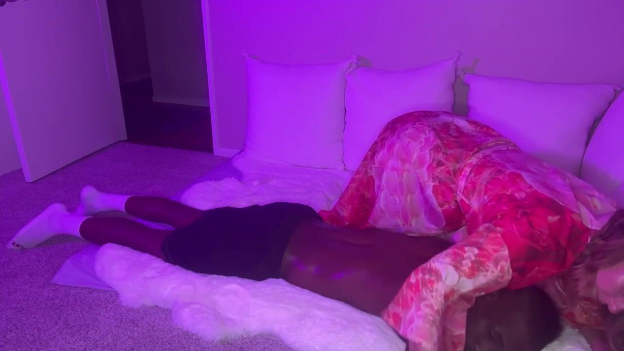PINK GLOW FLOOZY SHOW MILF Barbie Reya Lovenlight rubs Ray Black til this man rubs her back